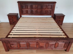 massieve houten latten op houten Bed