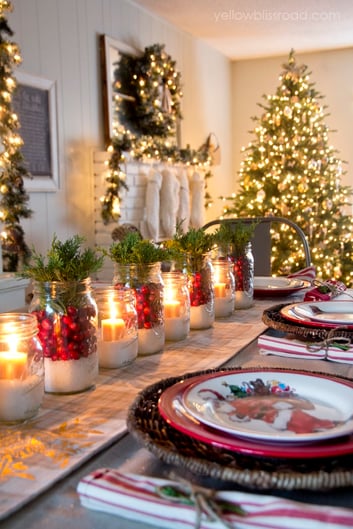 Christmas dining table in red and green - Christmas bedroom inspiration