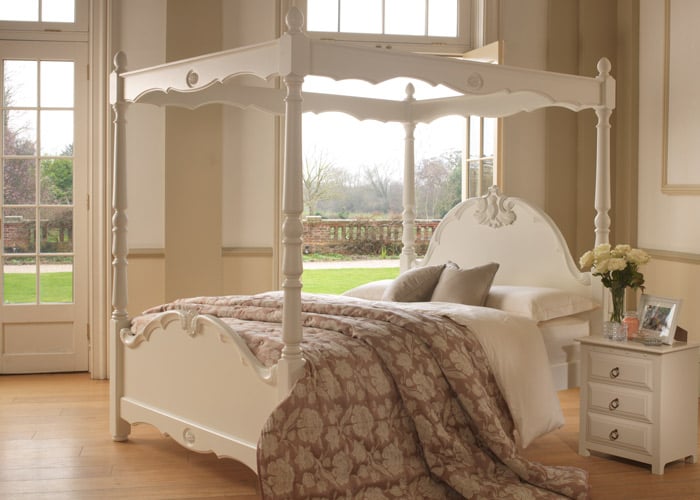 romantic four poster bed